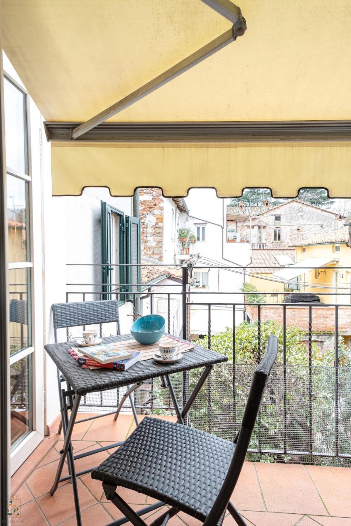 Fiordaliso Con Balcone Lucca